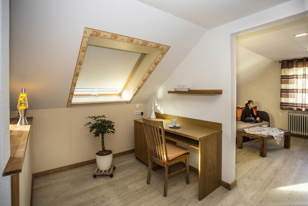Apartamento Boardinghouse Remchingen Baan Arun Exterior foto