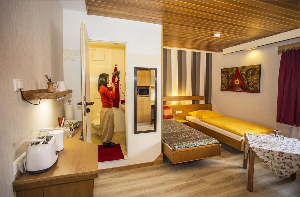 Apartamento Boardinghouse Remchingen Baan Arun Exterior foto